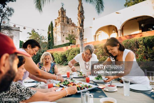 amici anziani a garden party reunion - cucina messicana foto e immagini stock