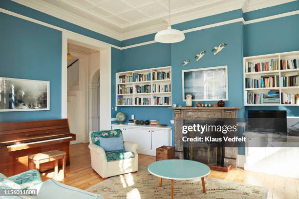 blue living room at home - bookshelves interiors stock-fotos und bilder