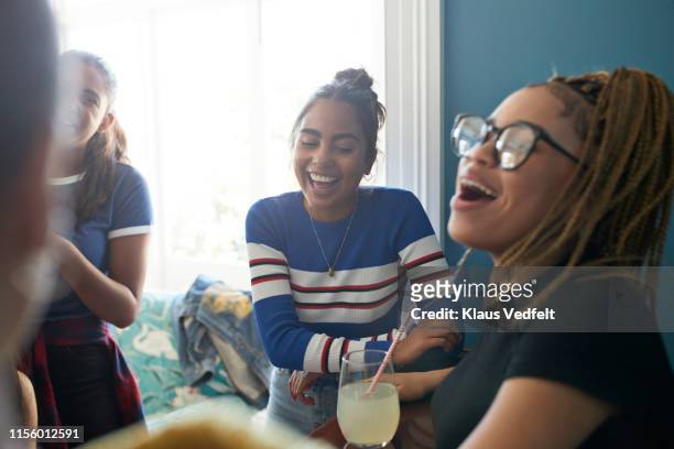 happy women singing at home - young women only stock-fotos und bilder
