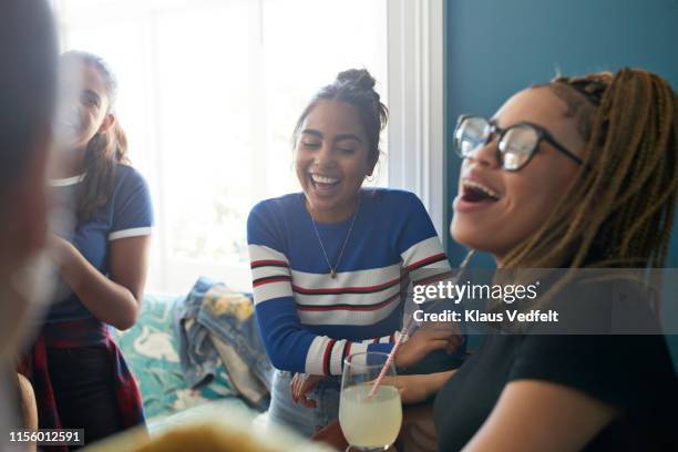 happy women singing at home - alleen jonge vrouwen stockfoto's en -beelden