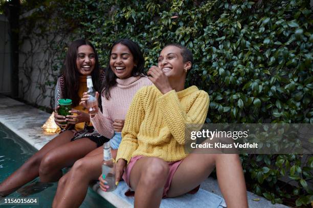 cheerful women talking while enjoying drinks - drinkwater kante stock-fotos und bilder