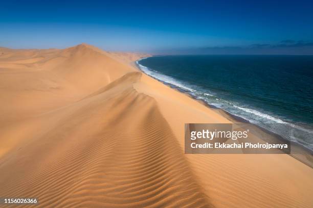 sand dunes at naukluft park in namibia - walvis bay foto e immagini stock