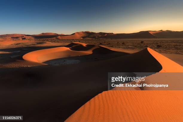 sossusvlei,sand dunes in desert, namibia, africa - dead vlei stockfoto's en -beelden