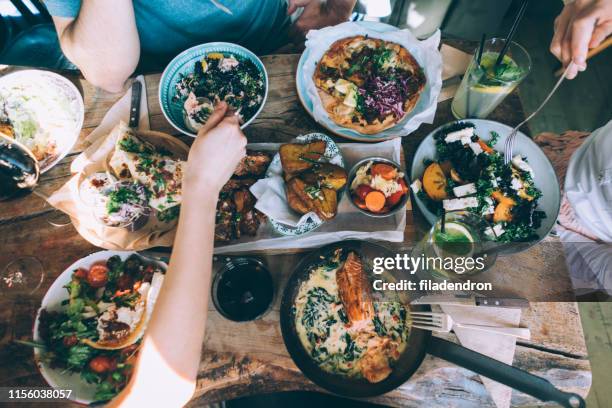 leckeres mittagessen mit freunden - salmon steak stock-fotos und bilder