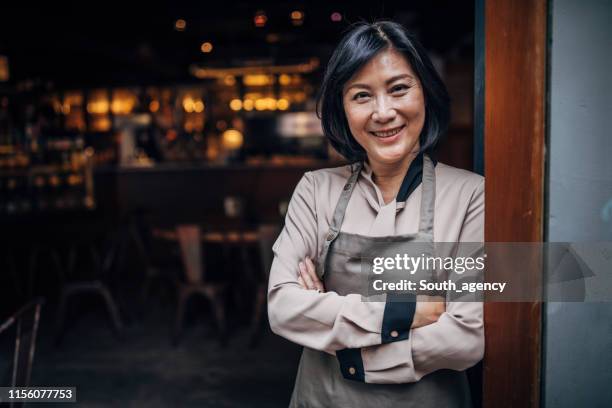 senior café eigenaar - taiwanese ethnicity stockfoto's en -beelden