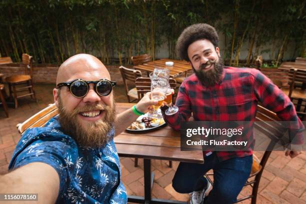 amigos tomando un selfie en el bar - artisanal food and drink fotografías e imágenes de stock