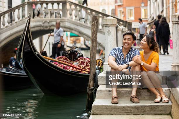 encantadora pareja en venecia luna de miel - couple traveler fotografías e imágenes de stock