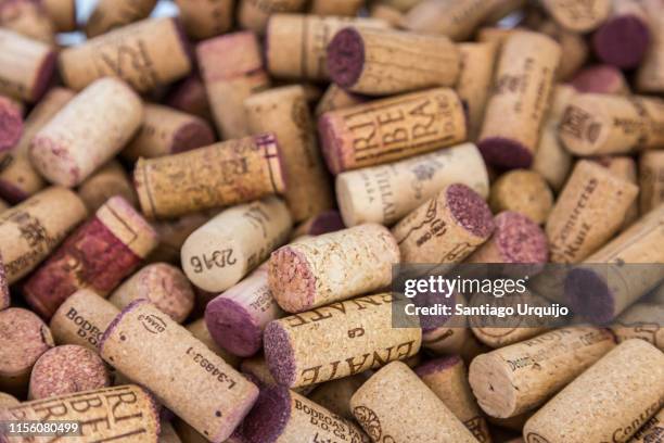 heap of used corks - wine corks stockfoto's en -beelden