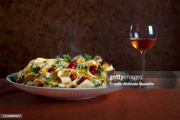 tagliatelle italian dish - tagliatelle fotografías e imágenes de stock