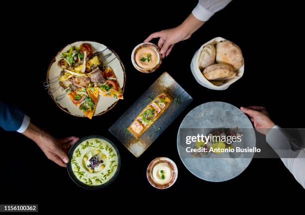 placing food - fine dining fotografías e imágenes de stock