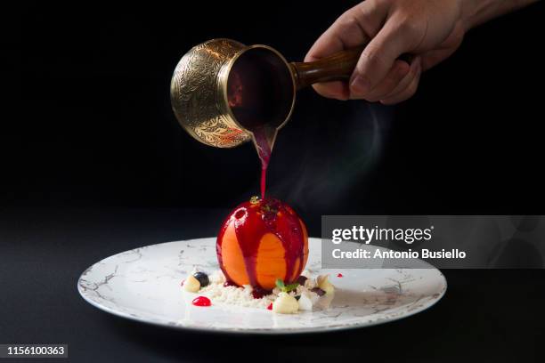 raspberry coulis - fine dining food stock-fotos und bilder