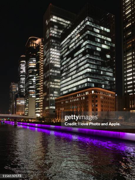 night view of downtown osaka along the dojima river - 大阪府 stockfoto's en -beelden