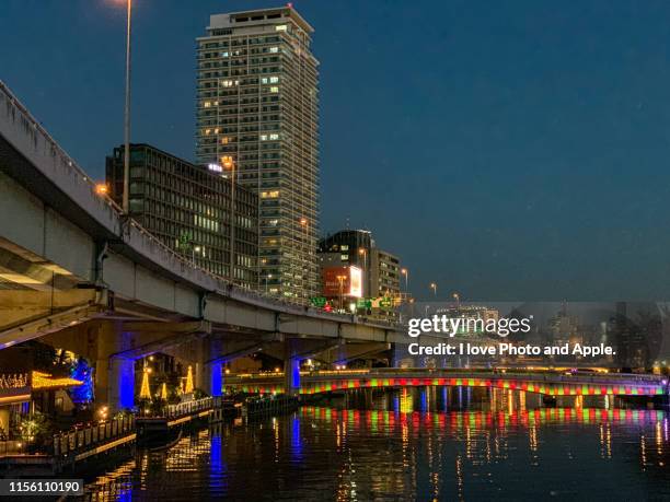 night view of downtown osaka along the dojima river - 大阪府 stockfoto's en -beelden