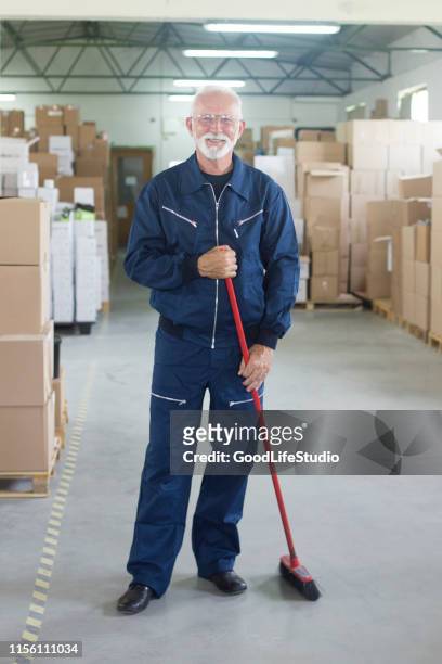 lachende janitor - huisbewaarder stockfoto's en -beelden