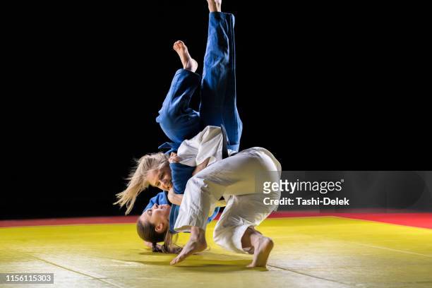 柔道の試合に出場する女子柔道選手 - judo woman ストックフォトと画像