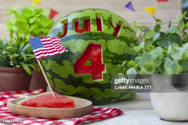 july 4, cut in the skin of a watermelon - 4th of july stockfoto's en -beelden