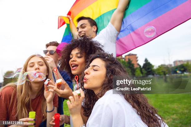 ¡día del orgullo! amigos celebrando - lgbtqia pride event fotografías e imágenes de stock
