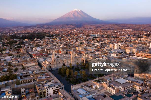 arequipa sunset in front of misti volcano - perú stock-fotos und bilder