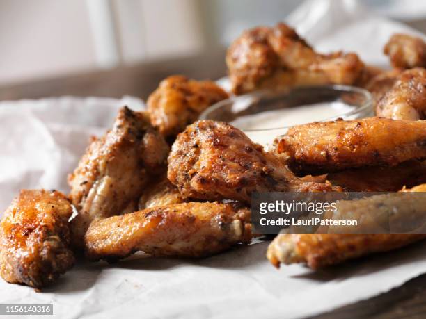 air fried, crispy chicken wings with ranch dip - asa de frango imagens e fotografias de stock