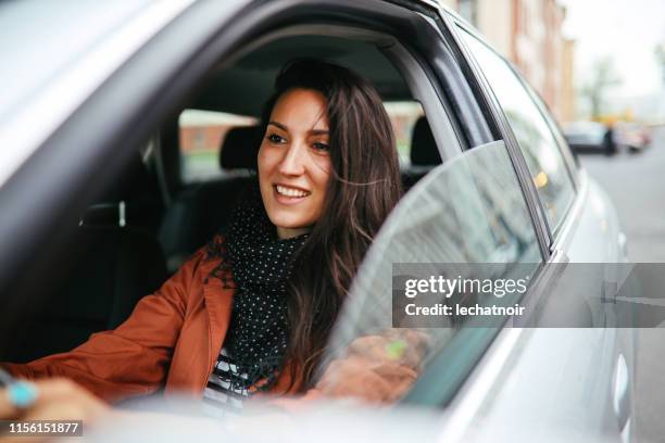 conducir a través de berlín - mujer conduciendo fotografías e imágenes de stock