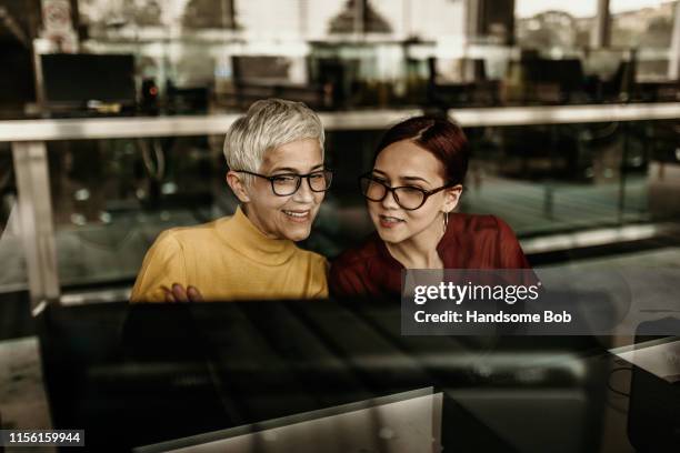 biblioteca - equipo editorial fotografías e imágenes de stock