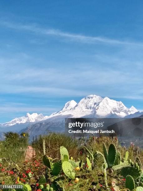 nevado huascarán sur, the highest mountain in peru (elevation 6,768 m (22,205 ft). - morena foto e immagini stock