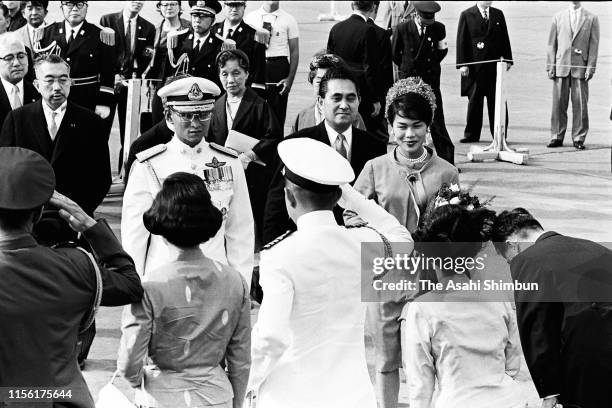 King Bhumibol and Queen Sirikit of Thailand are welcomed by Emperor Hirohito and Empress Nagako on arrival at Haneda Airport on May 27, 1963 in...