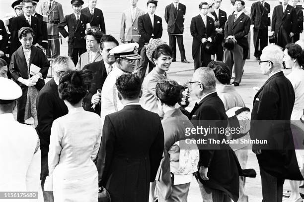 King Bhumibol and Queen Sirikit of Thailand are welcomed by Emperor Hirohito and Empress Nagako on arrival at Haneda Airport on May 27, 1963 in...