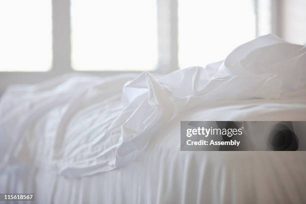 close up of white sheets on bed - lençol roupa de cama - fotografias e filmes do acervo