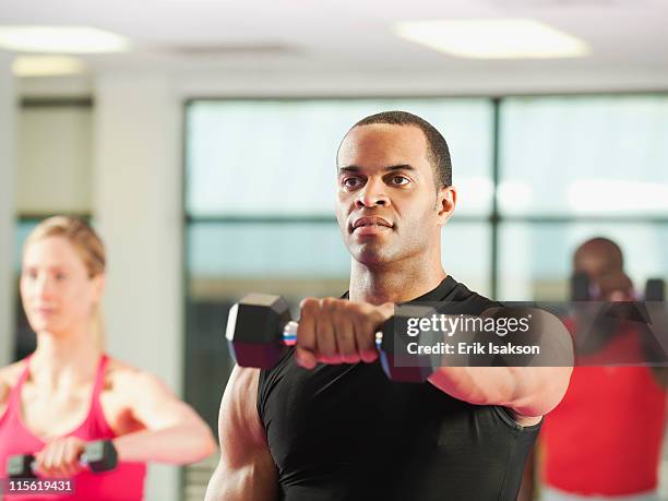 people exercising with hand weights in health club - athletic club - fotografias e filmes do acervo