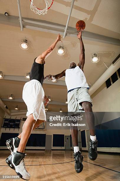 men playing basketball on basketball court - basketball verteidiger stock-fotos und bilder