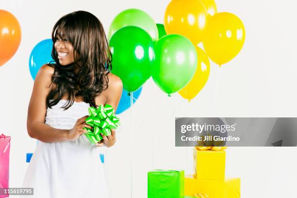 African American Woman With Birthday Presents, 照片檔