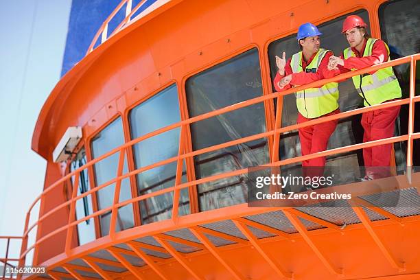 worker on a floating bridge - ships bridge 個照片及圖片檔