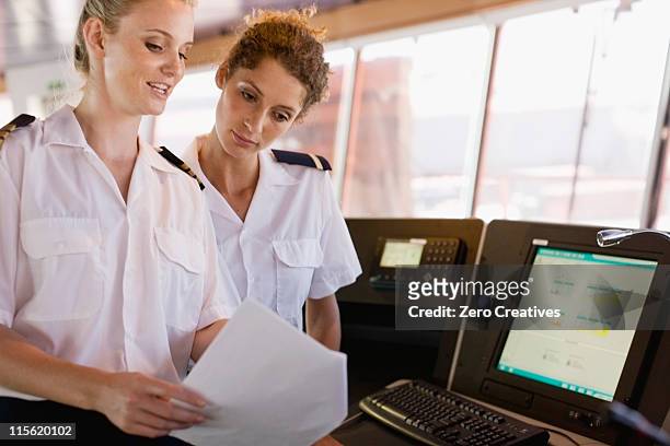 marinai femminile facendo il loro lavoro - ship's bridge foto e immagini stock