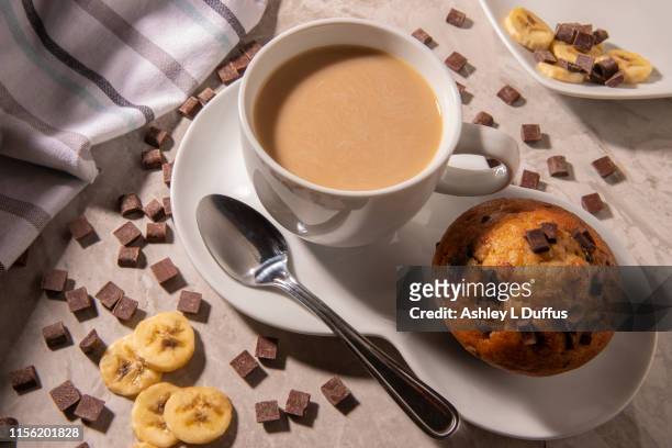 chocolate chip banana muffins with tea - chocolate chunks stockfoto's en -beelden