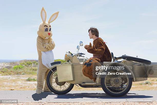 disguised couple on motorbike - bear suit 個照片及圖片檔