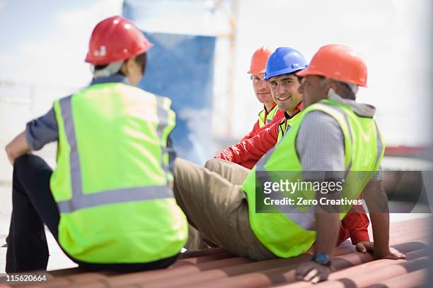 costruzione lavoratori avere un riposo - attività del fine settimana foto e immagini stock