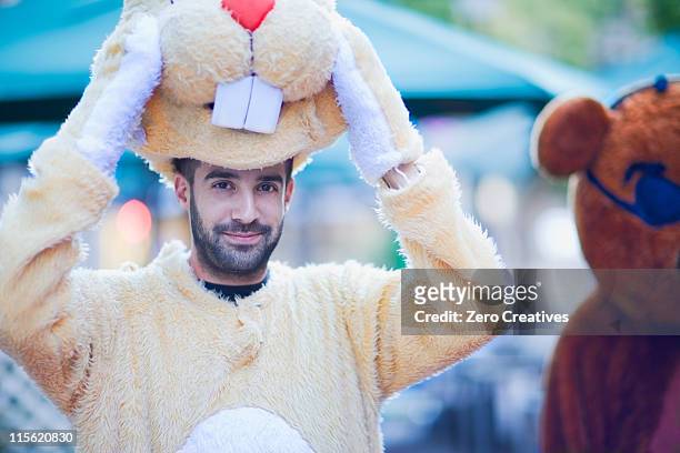 homme dans un costume de lapin - costume de déguisement photos et images de collection