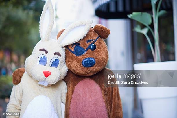 bunny and bear in love - funny bear fotografías e imágenes de stock