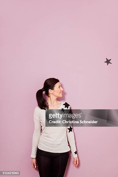 woman looking at a star - tre quarti foto e immagini stock