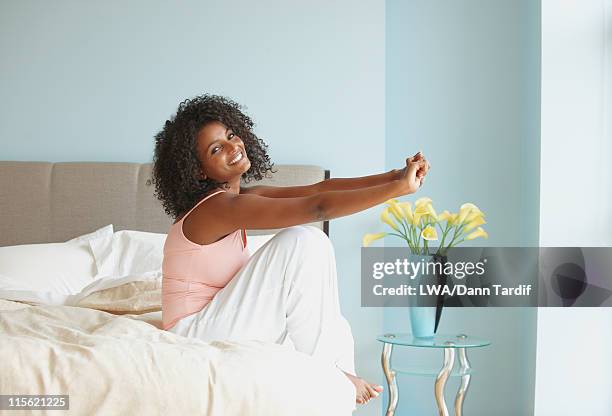 black woman waking up in bed - morning bed stretch fotografías e imágenes de stock