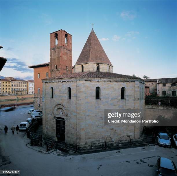 Italy; Tuscany; Pisa; Holy Sepulcher Church. Whole artwork. Exterior church facade Church of Santo Sepolcro octagonal central plan octagon doorway...