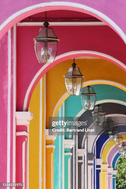 row of colorful houses in george town - malaysia - george town penang stockfoto's en -beelden