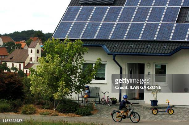 Photo prise le 02 août 2006 à Freiamt d'une habitation équipée de capteurs solaires. Hannelore Reinbold-Mench, le maire de Freiamt, est fière de...