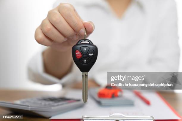 women holding car keys,car loan,car loan concept - autokredit stock-fotos und bilder