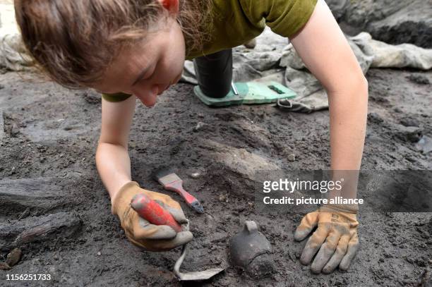 July 2019, Saxony-Anhalt, Kemberg: The archaeology student Magdalena Pelz from the "Cardinal Stefan Wyszynski University" in Warsaw is recovering a...