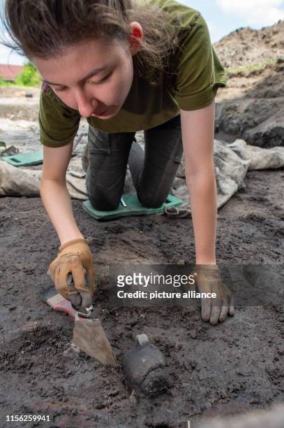 July 2019, Saxony-Anhalt, Kemberg: The archaeology student Magdalena Pelz from the "Cardinal Stefan Wyszynski University" in Warsaw is recovering a...
