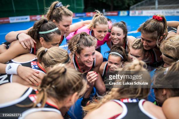 Captain Janne Mueller-Wieland talks to her team prior to the Women's FIH Field Hockey Pro League match between Germany and Australia at Crefelder...