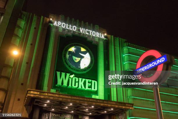cartello della metropolitana a londra. teatro sullo sfondo - wicked musical foto e immagini stock