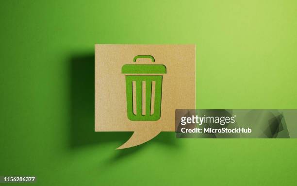 緑の背景にリサイクル紙で作られたチャットバブル - bin ストックフォトと画像